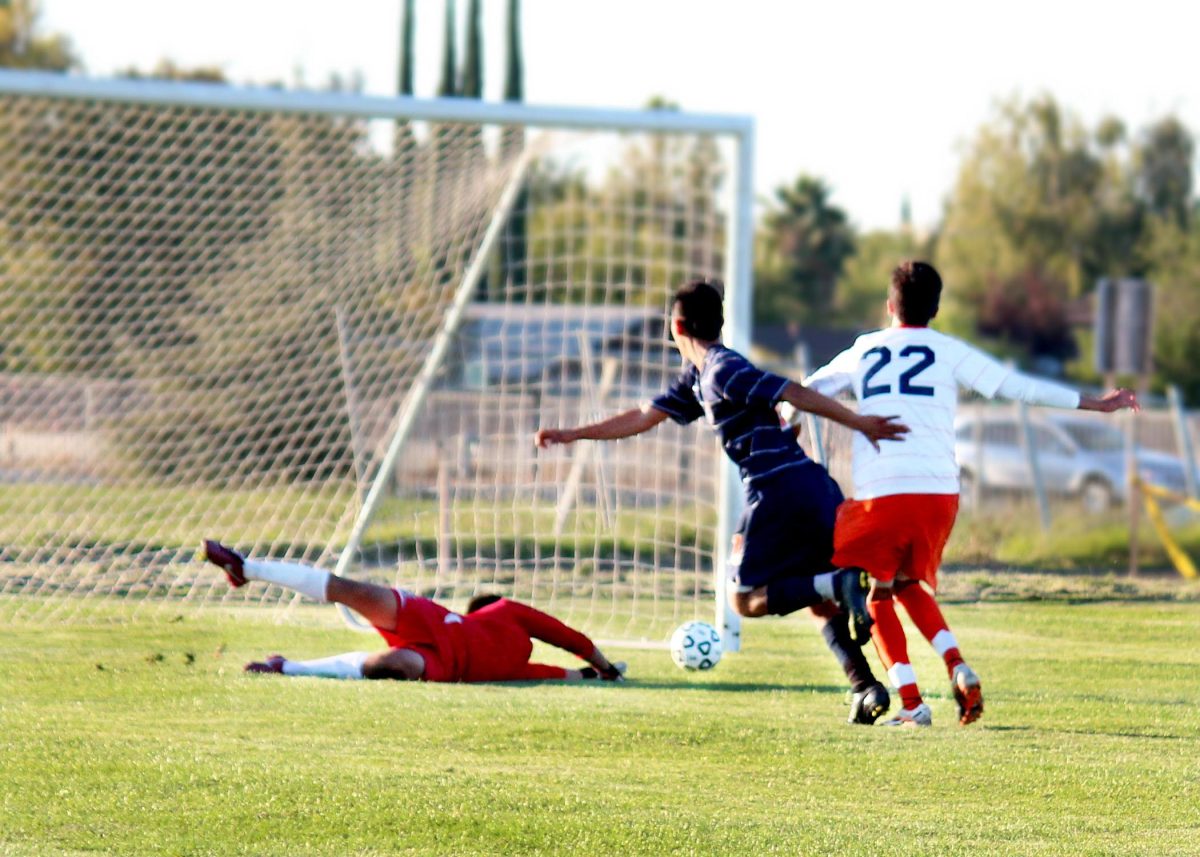 Mens soccer capture elusive victory, defeat College of the Sequoias