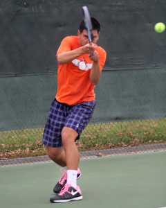 Men’s tennis battles in last home matches of season, lose to Fresno City