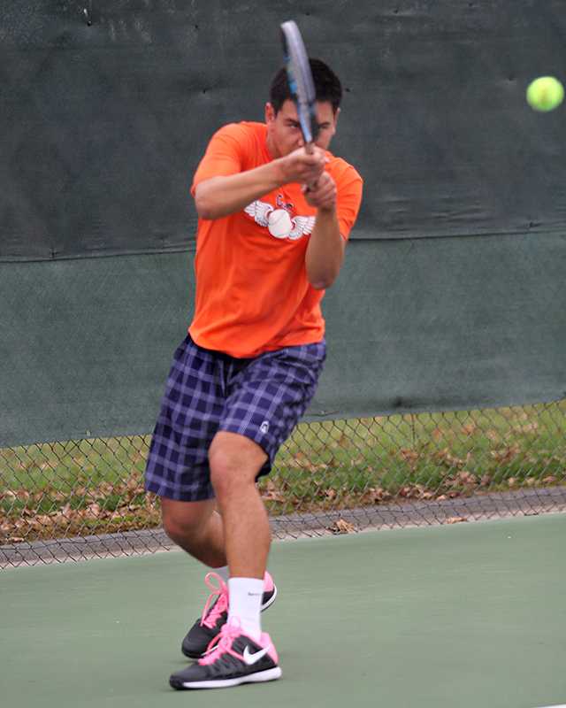 Men's tennis battles in last home matches of season, lose to Fresno City