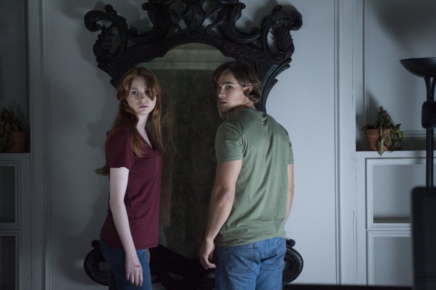 Kaylie (Karen Gillan) and her brother Tim (Brenton Thwaites) attempt to destroy the mirror that tormented their childhoods and possessed their father to murder their mother. 