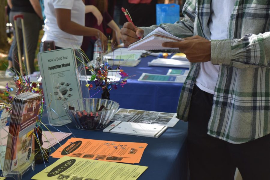 Welcome+Day%2C+which+was+held+on+Tuesday%2C+attracted+dozens+of+students+who+were+looking+to+familiarize+themselves+with+the+campus+as+well+as+the+student+services+the+school+offers+before+the+semester+started.
