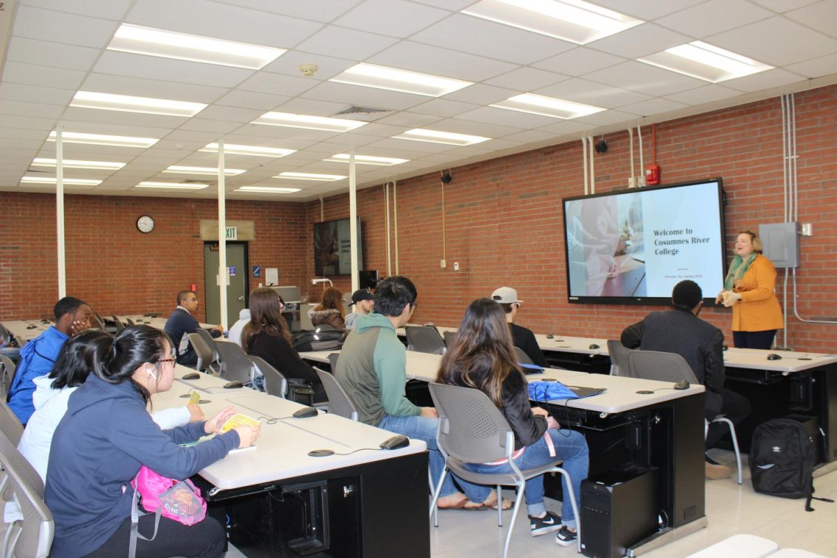 Counselor Ea Edwards gives a presentation on Jan. 13 to the incoming students about programs offered at Cosumnes River College. Edwards gave information about the Business and Computer Science program. Students interacted and asked questions. 