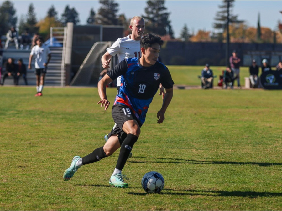 The+mens+soccer+team+beat+Las+Positas+College+6-1+on+Saturday+and+advanced+to+the+third+round+of+the+playoffs.+Midfielder+Anthony+Sanchez-Raya+driving+down+the+field+with+the+ball.