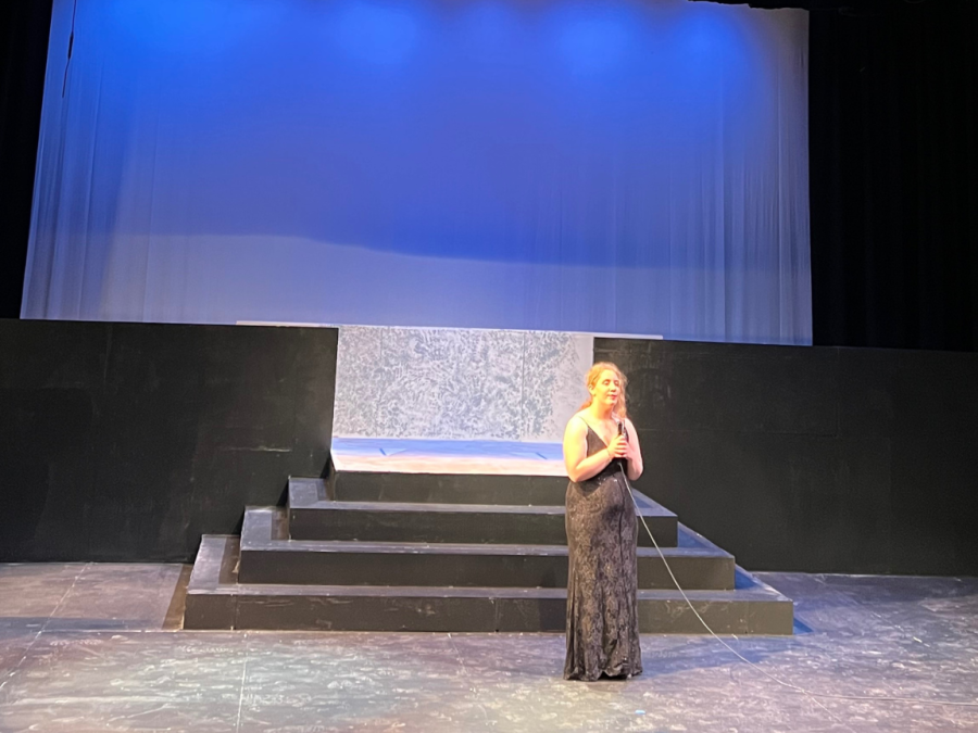 Twenty-year-old+theater+major+and+Drama+Club+president+Natalie+Dion+singing+in+the+cabaret+fundraiser.+The+cabaret+took+place+in+the+Black+Box+Theater+on+Friday.