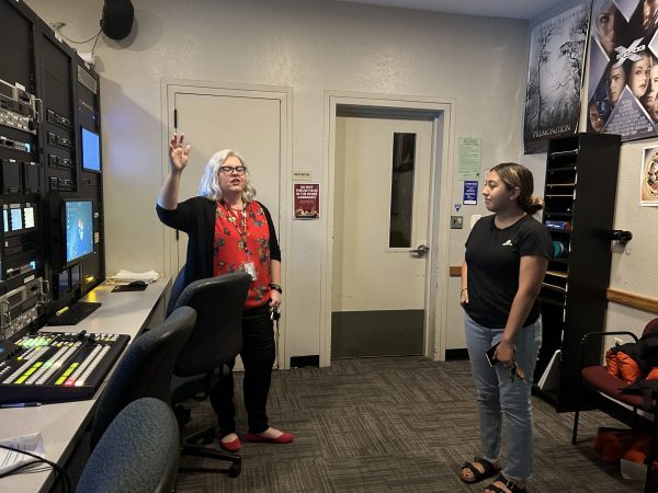 RTVF Professor Lauren Wagner gives new students a tour of the television studio  on Aug. 24. The tour was a part of a welcome event hosted by the Arts, Media and Entertainment division.